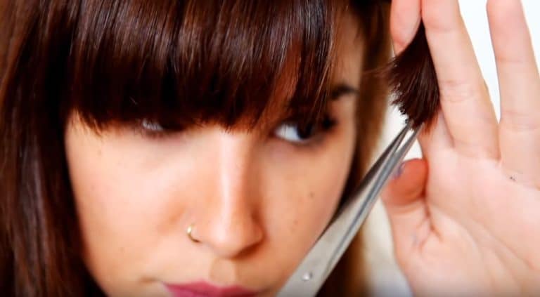 cheveux couper sa frange toute seule coiffeur ciseaux