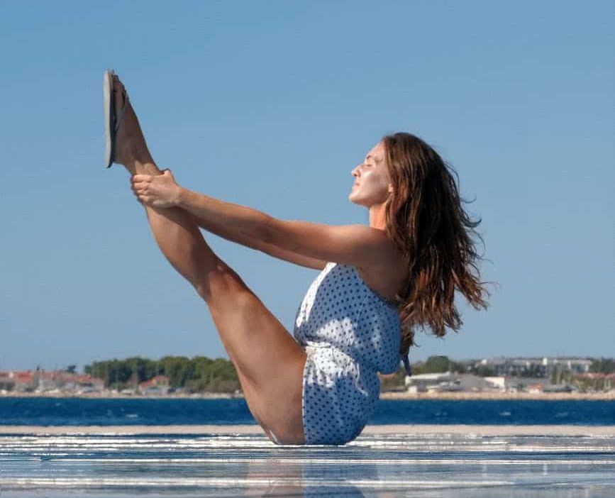 femme cuisses musclées exercices yoga jambes fuselées plage