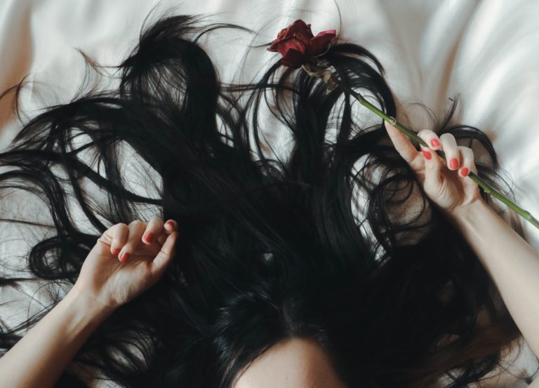 dormir nue bienfaits pour les cheveux