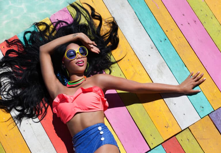 vacances été plage soleil mer piscine femme se baigner maillot de bain mouillé lunettes