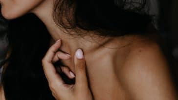 cou nuque femme dormir sans vêtements