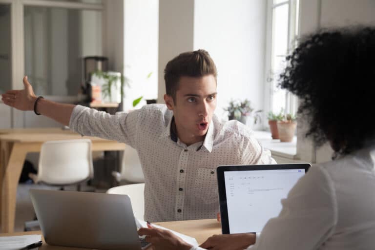 méchanceté en couple femme homme travailler dispute s'engueuler triste
