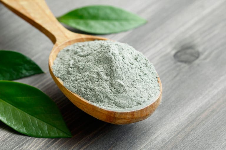 argile verte en poudre remèdes naturels contre les boutons