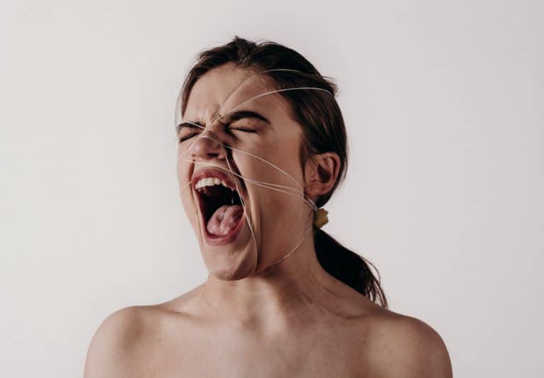 gémir plaisir femme cri crier visage