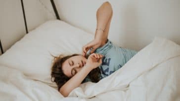 s'étirer étirement dormir lit couette se reveiller matin position sur le cote sommeil