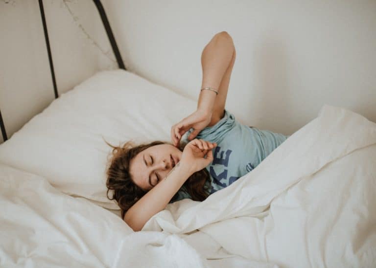s'étirer étirement dormir lit couette se reveiller matin position sur le cote sommeil