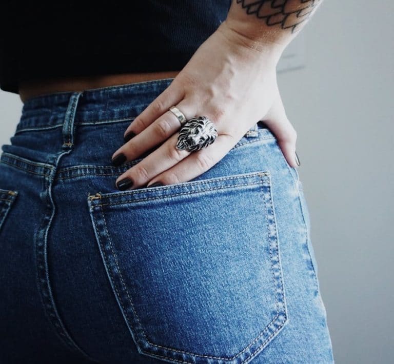 cacher fesses poche arriere pantalo jean bague tatouage