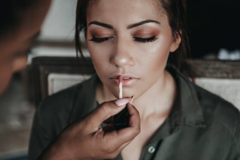 affiner nez maquillage astuces gloss lèvres rouge