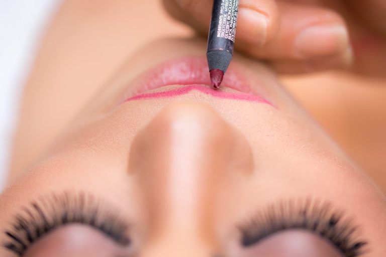 lèvres maquillage contour