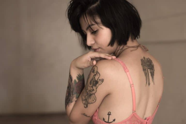 soutien-gorge danger femme tatouages
