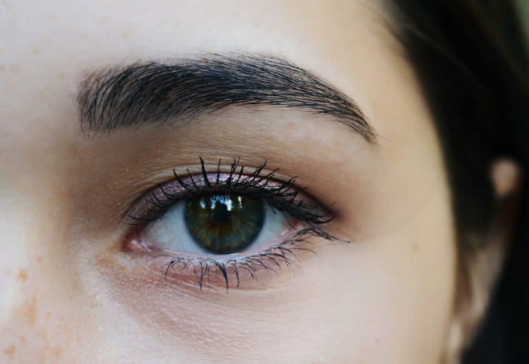 sourcils noirs yeux morphologie visage forme
