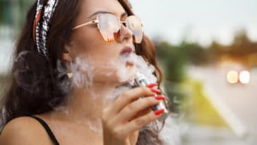 femme vapoter fumée cigarette électronique e-cigarette