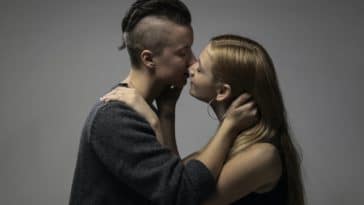 embrasser sur la bouche baiser couple amour