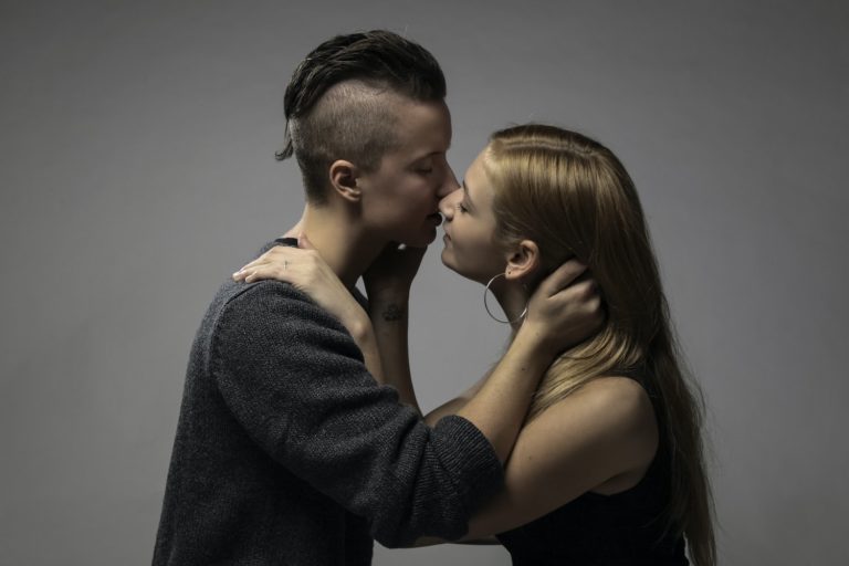 embrasser sur la bouche baiser couple amour