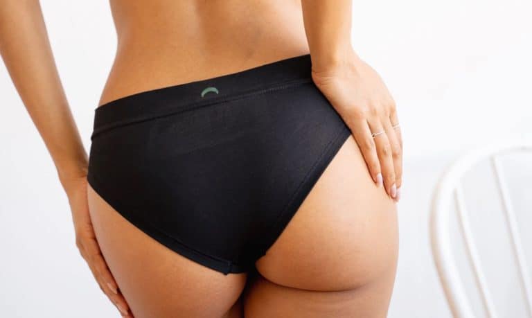 pertes blanches fesses sous vetements culotte noire lingerie intimité