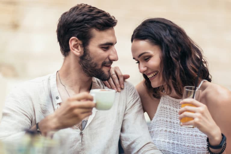 couple attirance sexuelle bar amour rigoler