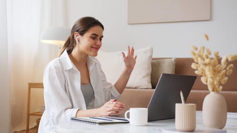parler une langue etrangere apprendre ordi PC bureau