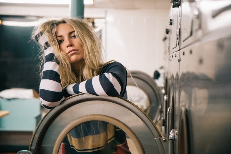 machine à laver femme étendre son linge intérieur
