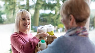 aide personne femme faire courses