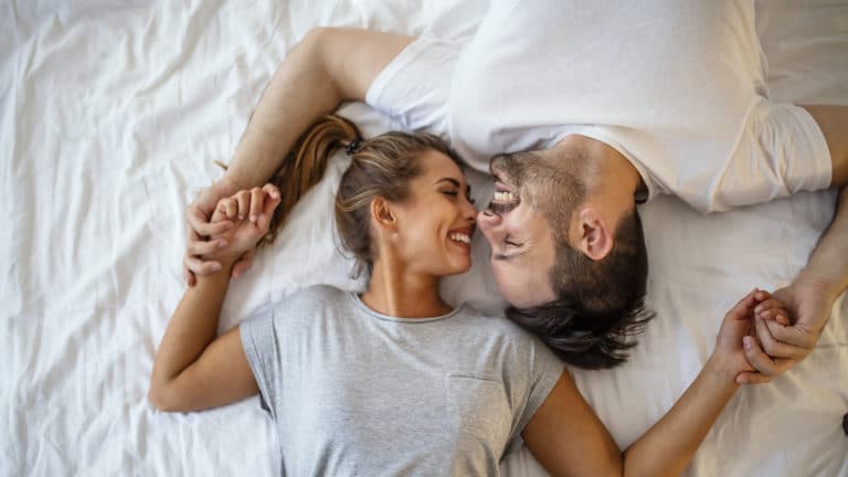 couple rire chambre sexe amour anecdotes lit