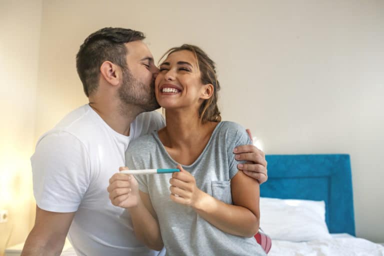 test de grossesse positif couple enfant annoncer grossesse