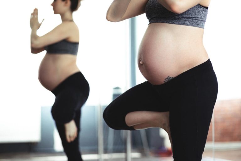 femme enceinte grossesse adorer yoga