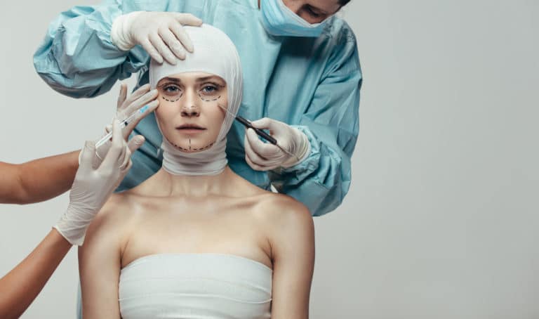 femme opérations chirurgie esthétique visage plastique bistouri chirurgiens