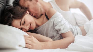 couple lit romantique sexe amour orgasme anal