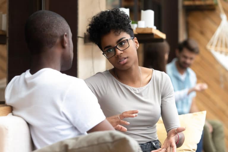 sérieux discussion parler femme