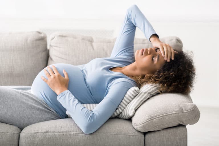 femme enceinte grossesse fatigue canapé