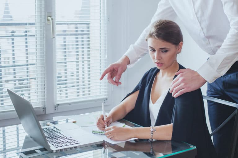 harcèlement sexuel au travail femme bureau pc