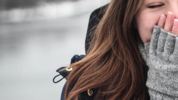 réchauffer ses mains gelées hiver froid