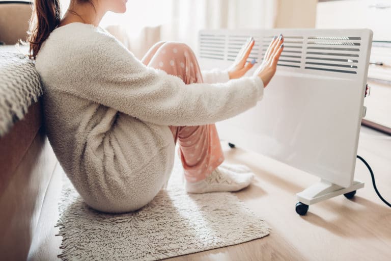 chauffage hiver radiateur femme froid mains pieds gelés