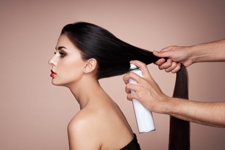 dangers du shampoing sec en spray cheveux coiffure coiffeuse