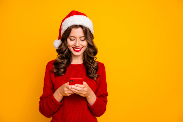 femme cadeau de Noël immatériel téléphone bonnet pull fêtes