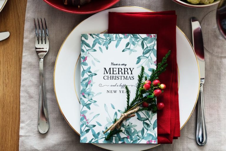 dîner repas de Noël décoration assiette table livre