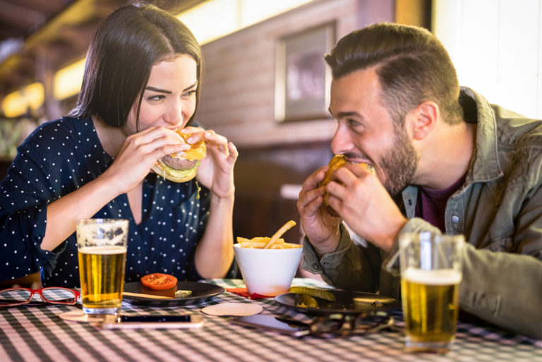 nourriture couple restaurant manger burger séduire