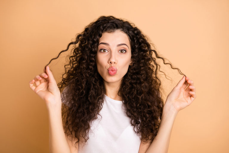 femme brune frisettes boucles cheveux bouclés soin longs