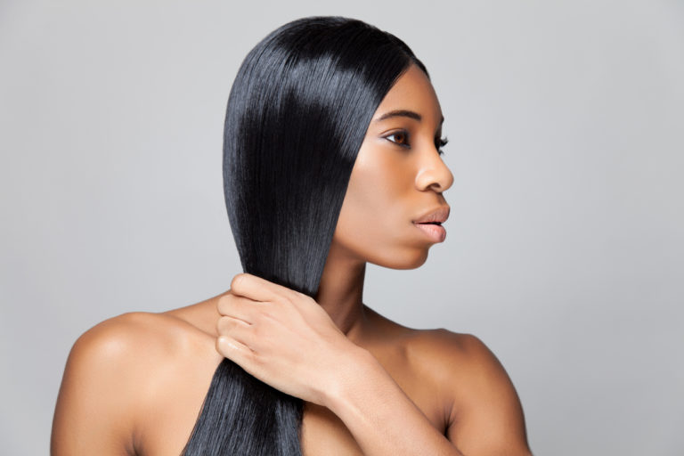 lisser cheveux noirs afro femme noire lissage coiffure défrisage dangers