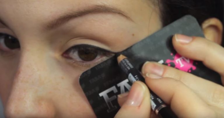 carte de crédit eye liner astuce beauté facile