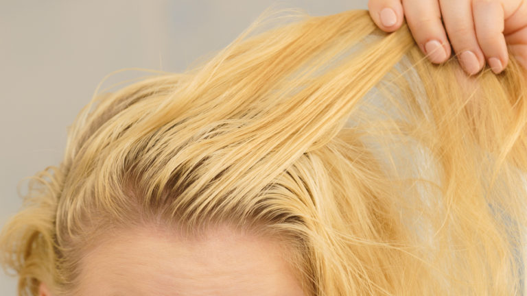 femme cheveux gras blonde sébum cuir chevelu astuces