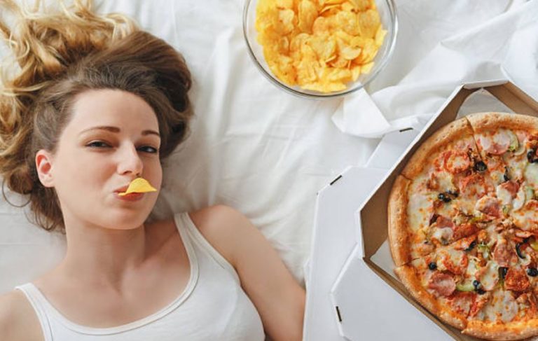 chips femme pizza lit nourriture