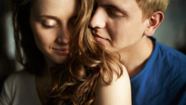 couple femme homme sentir cheveux bon parfum respirer