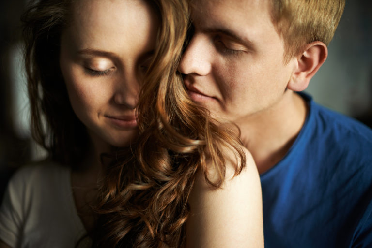 couple femme homme sentir cheveux bon parfum respirer