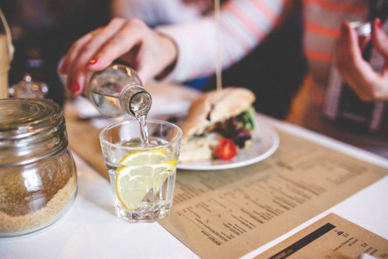 restaurant boire eau se servir eau verre boire femme menu