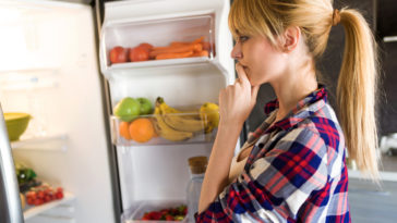 femme porte frigo réfrigérateur ouvrir aliments frais