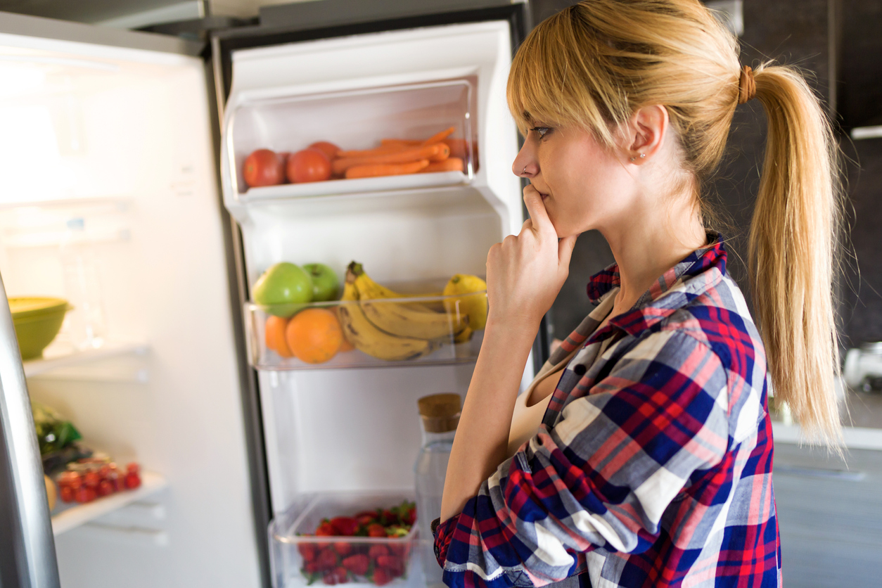 femme porte frigo réfrigérateur ouvrir aliments frais
