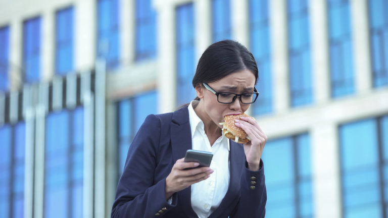manger trop vite burger nourriture travail retard stress femme