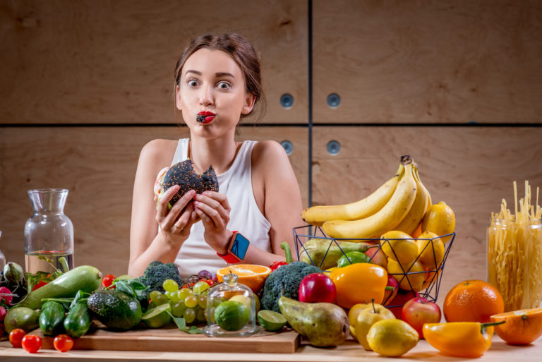 faim manger trop vite table nourriture fruits femme
