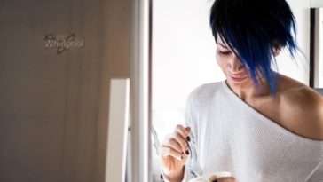 manger glace réfrigérateur frigo femme craquer mauvaises habitudes alimentaires